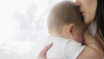 صورة معبرة عن مختصون يؤكدون الفوائد الصحية للعناق