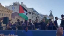 لامين يمال يرفع العلم الفلسطيني