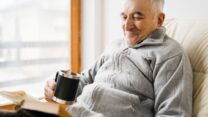 صورة معبرة عن خلق توقير الكبير واحترامه
