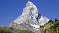 صورة معبرة عن تسبيح صخور الأرض وجبالها
