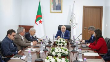 نحو سوق دوائية مستقرة.. وزير الصناعة الصيدلانية يجتمع بالمهنيين