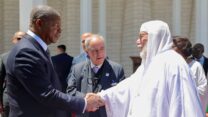صورة معبرة عن رئيس جمهورية أنغولا يزور جامع الجزائر