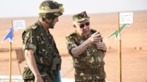 صورة معبرة عن الفريق أول شنقريحة يشرف بالناحية العسكرية الثالثة على تمرين تكتيكي بالذخيرة الحية