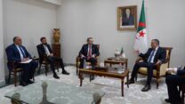 صورة معبرة عن زروقي يتباحث سبل تعزيز التعاون مع الرئيس التنفيذي الإقليمي لمجموعة “أوريدو”
