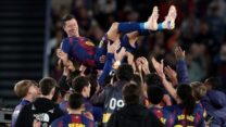 ليفاندوفسكي يودع جماهير برشلونة بالدموع