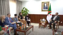 صورة معبرة عن عجال يستقبل وفدا من المركز الأمريكي للدراسات الإستراتيجية و الدولية