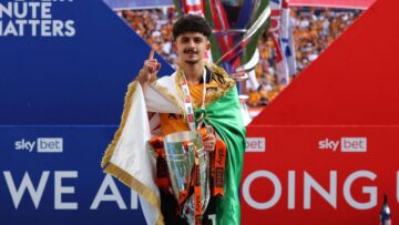 بلومي يقود عودة هال سيتي إلى البريميرليغ