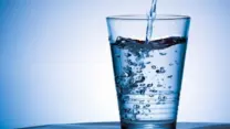 صورة معبرة عن كوب ماء بارد في الصباح… ماذا يفعل بجسمك؟