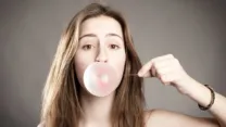 صورة معبرة عن مضغ العلكة قد يساعد على خفض ضغط الدم مؤقتا