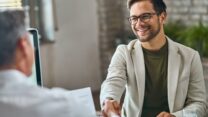 صورة معبرة عن من آداب الكلام