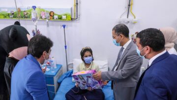 والي البليدة يشارك اطفال المركز الاستشفائي محمد يزيد الاحتفال بيومهم العالمي 
