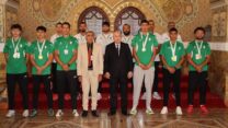 صورة معبرة عن رئيس الجمهورية يخص المدربين حسناوي وإيديري بتكريم رسمي