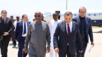 صورة معبرة عن وزير الدولة النيجيري للموارد البترولية المكلف بالغاز في زيارة عمل إلى الجزائر