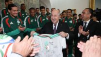 صورة معبرة عن الرئيس تبون يستقبل المنتخب الوطني لكرة القدم المشارك في مونديال 2026