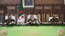 صورة معبرة عن الفريق أول السعيد شنڨريحة يشرف على مراسم التنصيب الرسمي لمدير المدرسة العليا الحربية الجديد