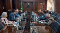 وزارتا التجارة الخارجية والصناعة الصيدلانية تبحثان تعزيز التنسيق لتطوير الإنتاج الوطني