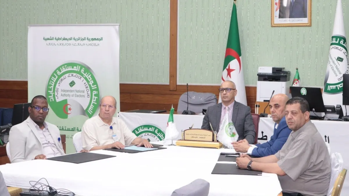 خلفان يتابع سير عملية التصويت عبر المكاتب المتنقلة في يومها الثاني