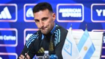 صورة معبرة عن سكالوني قلق من كثرة الإصابات قبل مواجهة المنتخب الجزائري