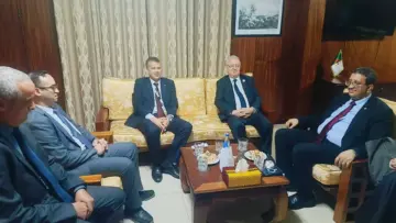 عزوز ناصري يؤدي زيارة مجاملة إلى مقر سفارة الجزائر بأكرا