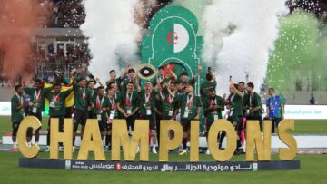 مولودية الجزائر تتسلم درع البطولة
