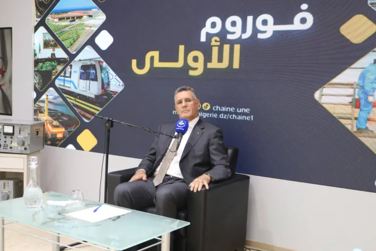 Peut être une image de ‎salle de presse et ‎texte qui dit ’‎فوروم الأولى 4 chaine une algerie gerie.dz/chaine1 dz/chaine1 ပတ်ဝံွေ့‎’‎‎