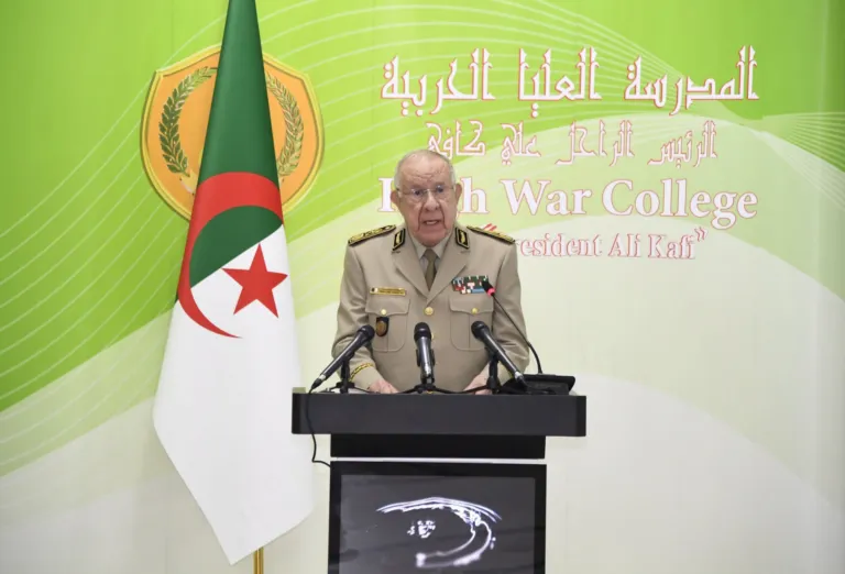 Peut être une image de ‎estrade et ‎texte qui dit ’‎الأرببة العليا لسة المصرة كافح ale 九が الرأباه h Ih hWarCollege War College 店代 esident Ali Kafi"‎’‎‎