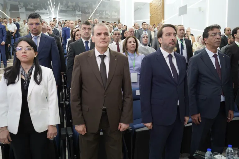 Peut être une image de une personne ou plus