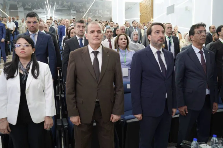 Peut être une image de une personne ou plus