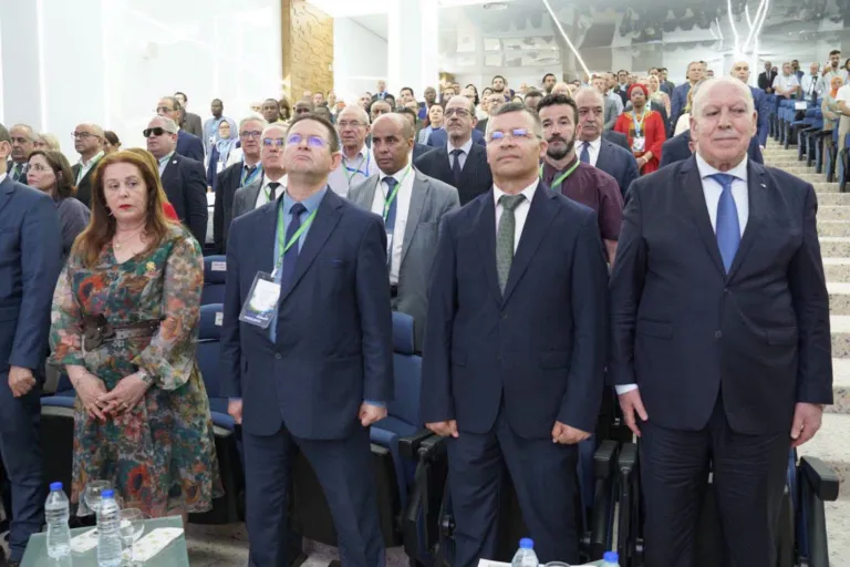 Peut être une image de une personne ou plus et foule