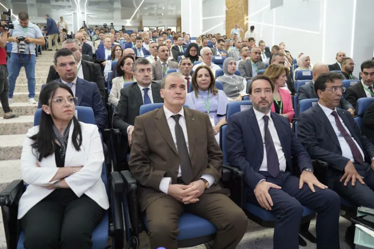 Peut être une image de une personne ou plus et salle de presse