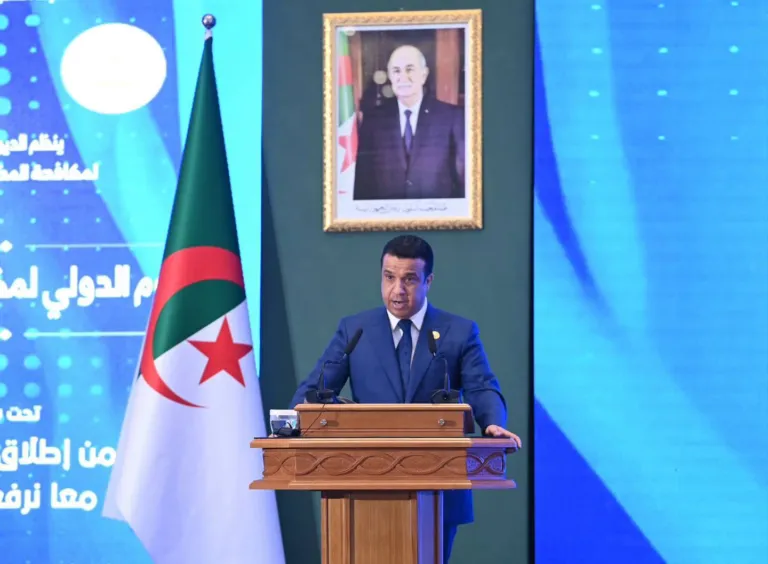 Peut être une image de ‎estrade et ‎texte qui dit ’‎فنظملد لمكافص الدولي لحت من إطلاقِ معا نرف DoD‎’‎‎